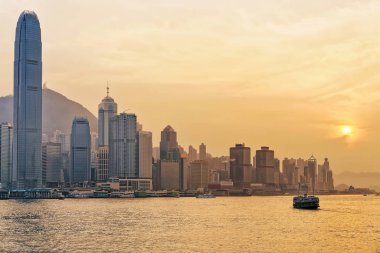 Gün batımından Victoria Harbor Hong Kong, Star Feribot