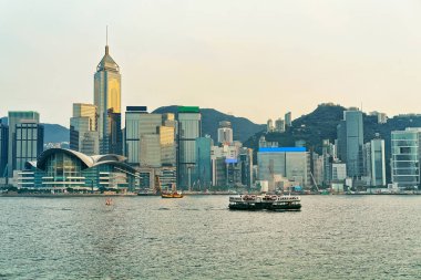 Gün batımında Victoria Harbor Hong Kong Star Feribot