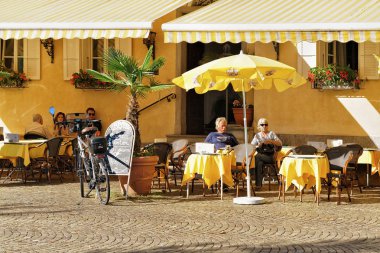 Sokak restoran Ascona tatil İsviçre