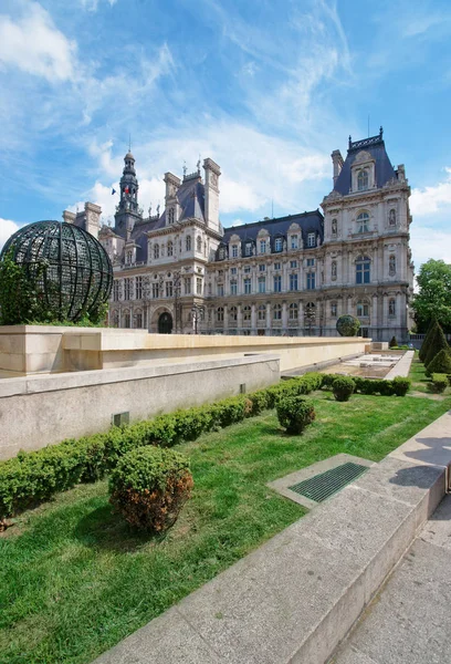 Palacio del Louvre y jardines de las Tullerías en París, Francia —  Fotos de Stock