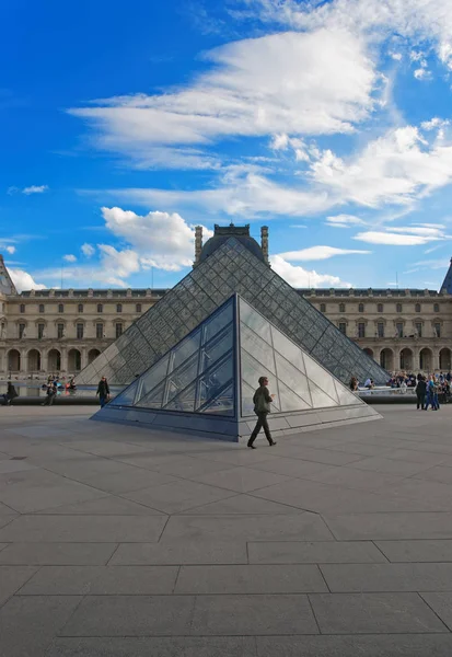 Pyramida v Louvru a palác Louvre v Paříži — Stock fotografie