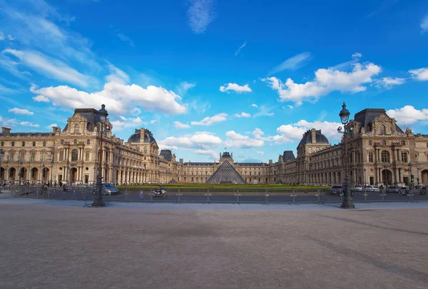 Pirámide del Louvre con el Palacio del Louvre en París — Foto de Stock
