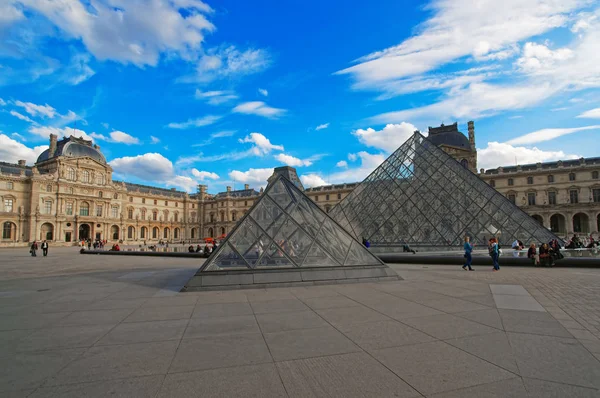 Louvre palota, a párizsi Louvre piramisok — Stock Fotó