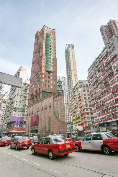 Gratte-ciel modernes le long de la route et taxi à Hong Kong — Photo