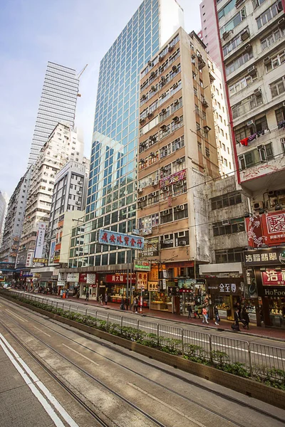 Rascacielos modernos y calle concurrida en la isla de Hong Kong — Foto de Stock