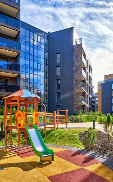 Complejo moderno de edificios residenciales y parque infantil — Foto de Stock