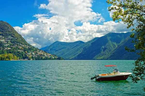 Barco a motor en el terraplén de Lugano en Ticino en Suiza — Foto de Stock