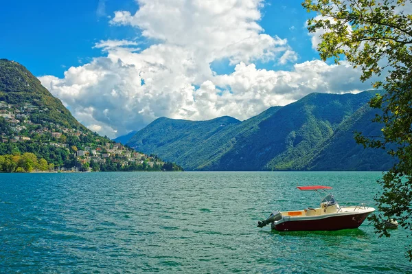 Bateau à moteur au quai de Lugano au Tessin en Suisse — Photo