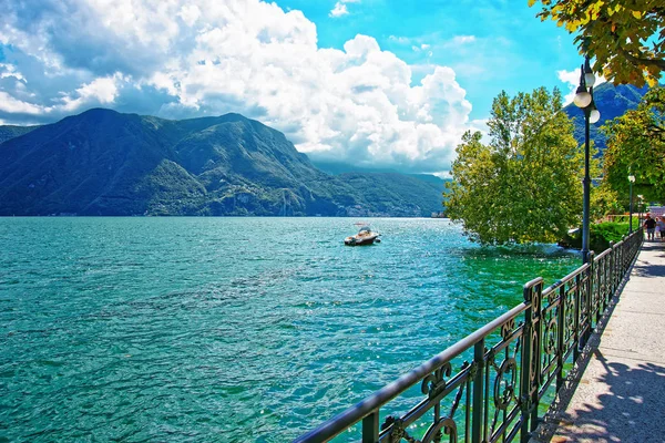 Barco a motor en el terraplén de Lugano en el Tesino de Suiza —  Fotos de Stock