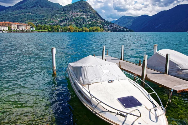 Моторные лодки на набережной в Лугано в Тичино, Швейцария — стоковое фото