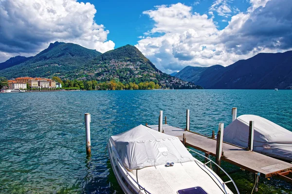 Barcos de motor en el paseo marítimo de Lugano en Ticino en Suiza — Foto de Stock