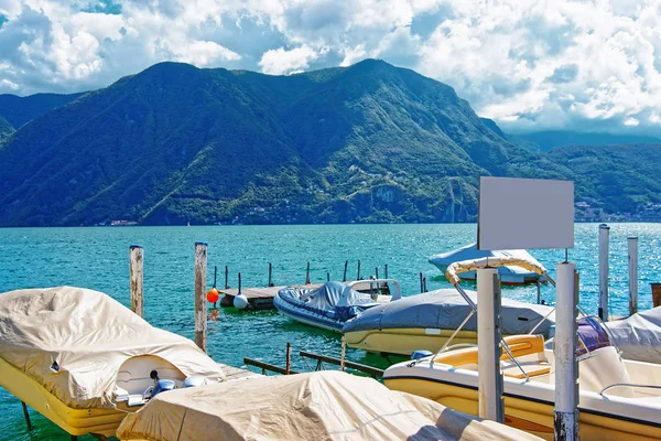 Barcos de motor en el paseo marítimo de Lugano de Ticino en Suiza — Foto de Stock