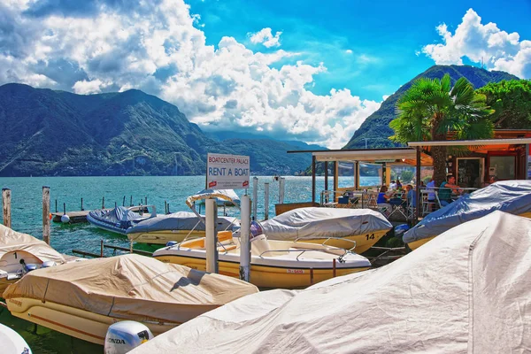 Barche a motore sul lungomare in Lugano Ticino in Svizzera — Foto Stock
