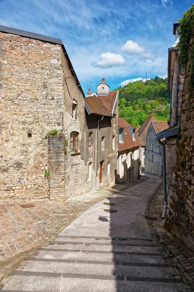 Úzká ulice v Besanconu v Bourgogne Franche Comte ve Francii — Stock fotografie