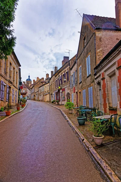 Rua estreita em Vezelay em Bourgogne Franche Comte na França — Fotografia de Stock