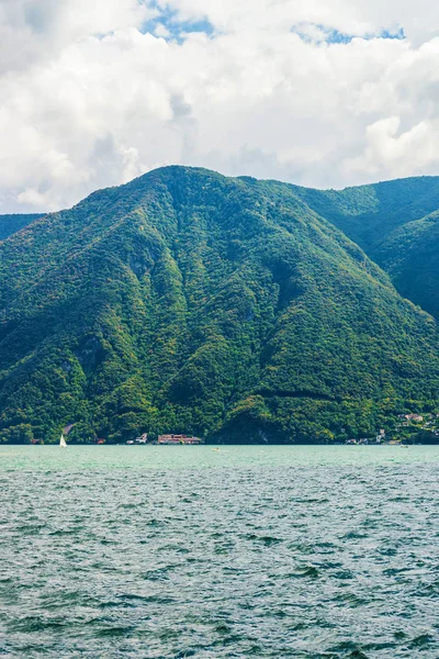 Natureza do Lago Lugano e Alpes montanhas Ticino da Suíça — Fotografia de Stock