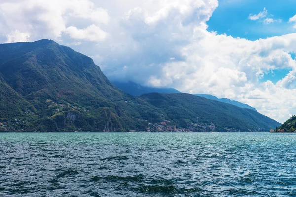 Natura del Lago di Lugano e Alpi montagne ticinesi in Svizzera — Foto Stock