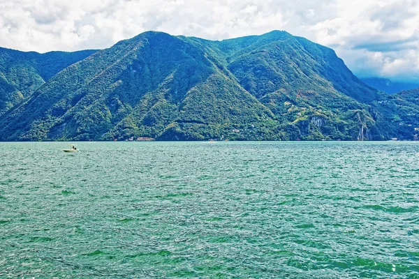 Natureza do Lago Lugano e montanhas em Ticino Suíça — Fotografia de Stock