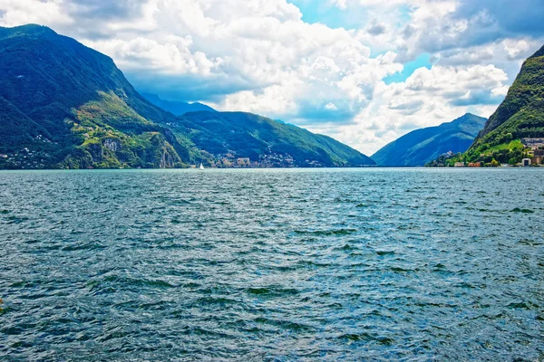 Natura del Lago di Lugano e montagne del Ticino in Svizzera — Foto Stock