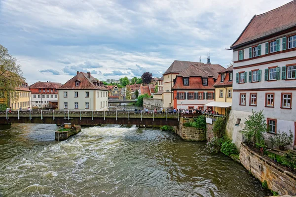 Régi házak és a Regnitz folyó Bamberg város központjában — Stock Fotó