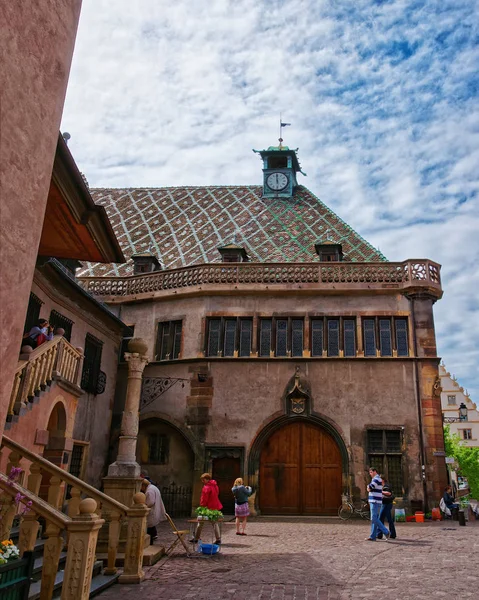 Antigua casa de costumbre en Colmar en Alsacia de Francia — Foto de Stock