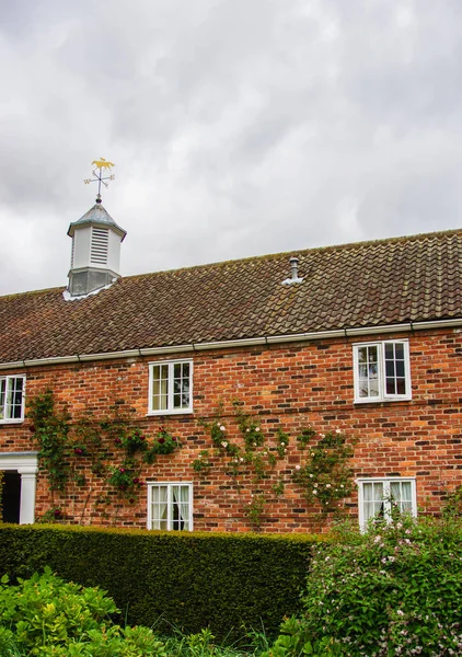 Antigua mansión y su patio en York en Inglaterra — Foto de Stock