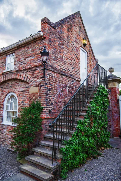 Antigua mansión y sus escaleras en York en Inglaterra — Foto de Stock