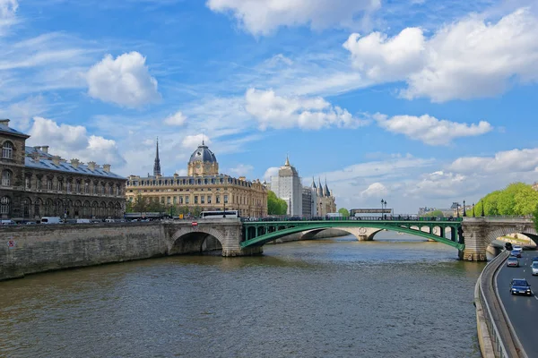 Igazságügyi palota idézni a sziget felett River Seine Paris — Stock Fotó