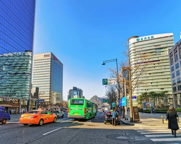 Traversée piétonne et gratte-ciel modernes dans le quartier de Jung à Séoul — Photo