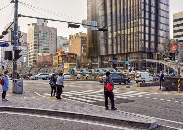 A keresztező gyalogosok és felhőkarcolók Jongno kerületi Szöulban — Stock Fotó