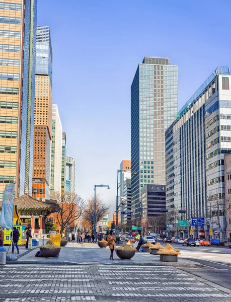 ソウルを地区の人々 とソウルのモダンな高層ビル — ストック写真