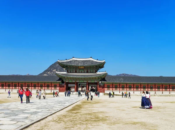Personas en la Tercera Puerta Interior del Palacio Gyeongbokgung en Seúl — Foto de Stock
