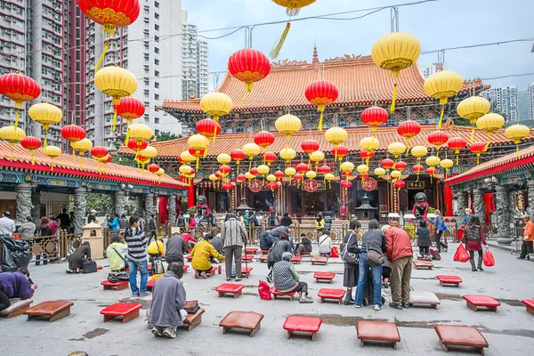 Wong Tai Sin Temple Kowloon Kong'da dua insanlar — Stok fotoğraf