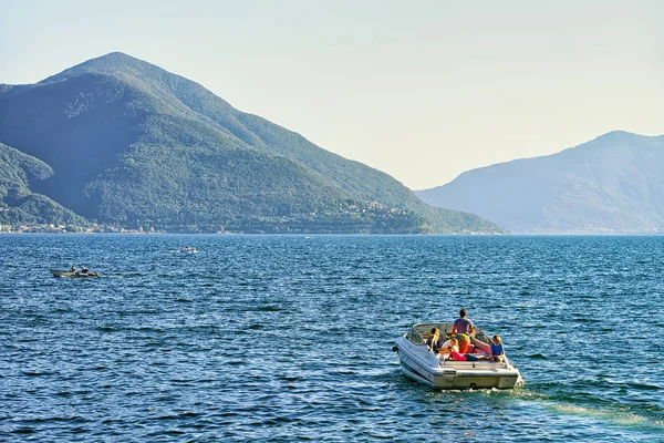 Gente navegando en barcos en Ascona en Ticino de Suiza — Foto de Stock