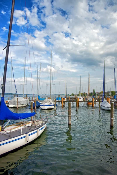 Molo s lodí na ostrov Reichenau a Bodamské jezero — Stock fotografie