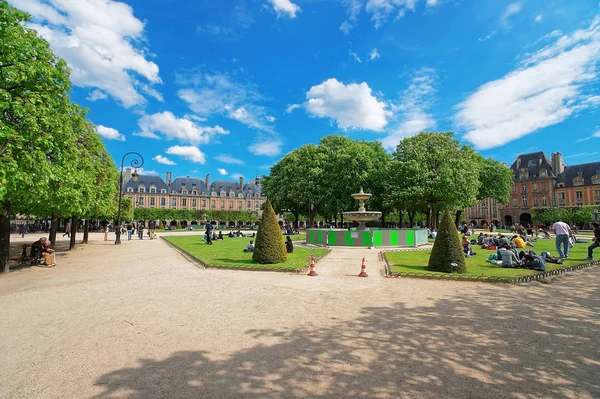 Площадь Вогезов и красивый парк в Париже — стоковое фото