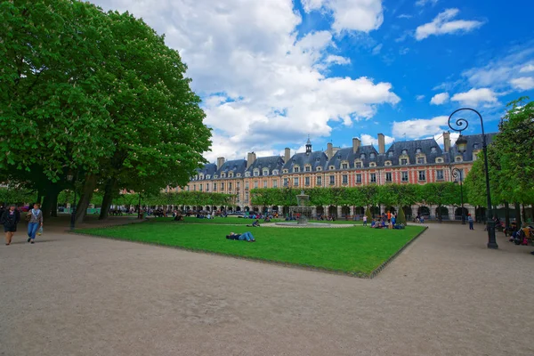 Place des Vosges con parque en París — Foto de Stock