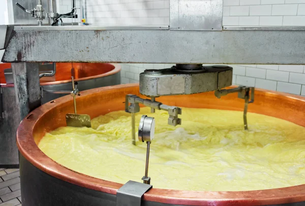 Lavorazione del formaggio Gruyere de Comte presso il caseificio francese — Foto Stock