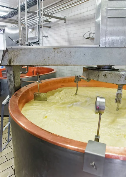 Lavorazione del Gruyere de Comte Cheese nel caseificio Francia — Foto Stock