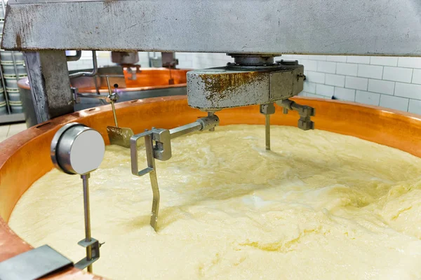 Produzione di formaggio Gruyere de Comte presso caseifici in Francia — Foto Stock