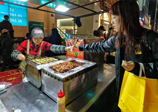 Compra de pinchos Kebab en Myeongdong open street market Seúl — Foto de Stock