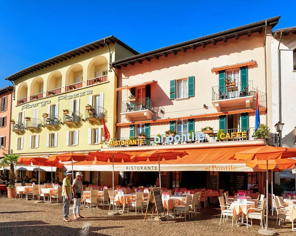 Ресторани та кафе міста Ascona Тічіно в Швейцарії — стокове фото