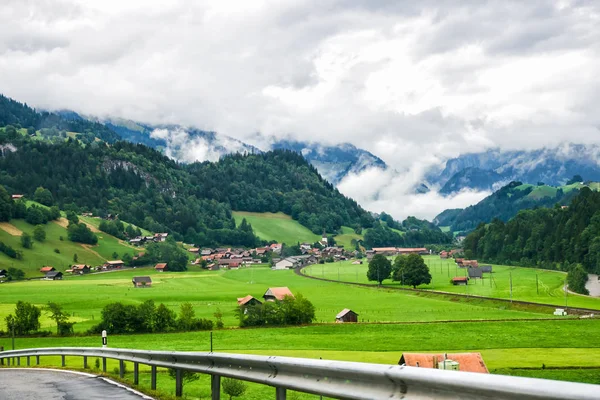 Дорога в Болтигене на перевале Яун во Фрибуре Швейцарии — стоковое фото