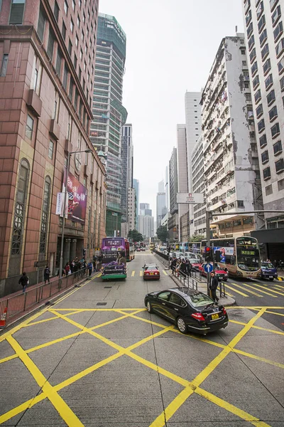 Tráfico por carretera y rascacielos modernos en Hong Kong — Foto de Stock