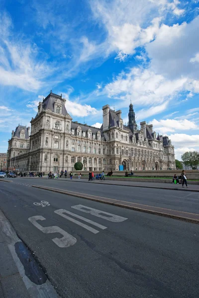 Vista de carretera del Palacio del Louvre en París, Francia — Foto de Stock