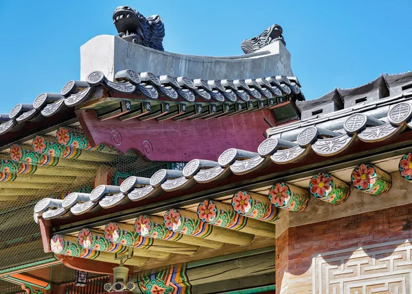 Крыша деревянных павильонов во дворце Кёнбокгун в Сеуле — стоковое фото