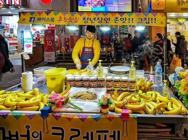 Säljaren av bananer på Myeongdong öppna gatan marknaden i Seoul — Stockfoto