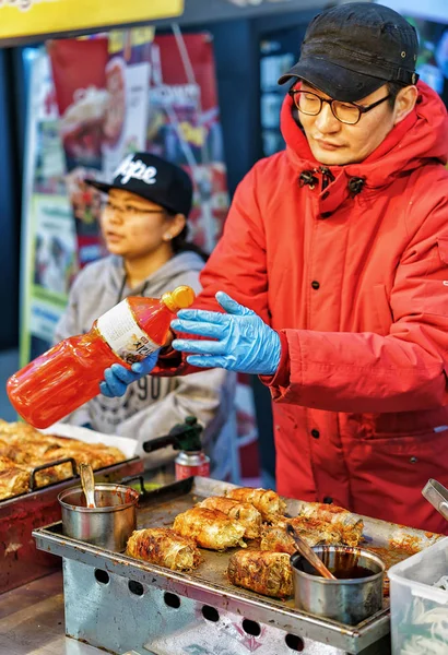 Продавец уличной еды на открытом рынке Мёндона в Сеуле — стоковое фото
