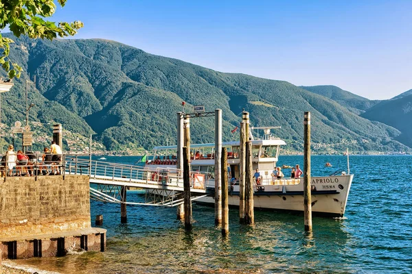 Statek z turystów w Ascona Ticino w Szwajcarii — Zdjęcie stockowe