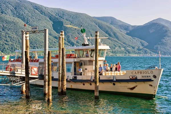 Statek z turystów w Ascona w Ticino w Szwajcarii — Zdjęcie stockowe
